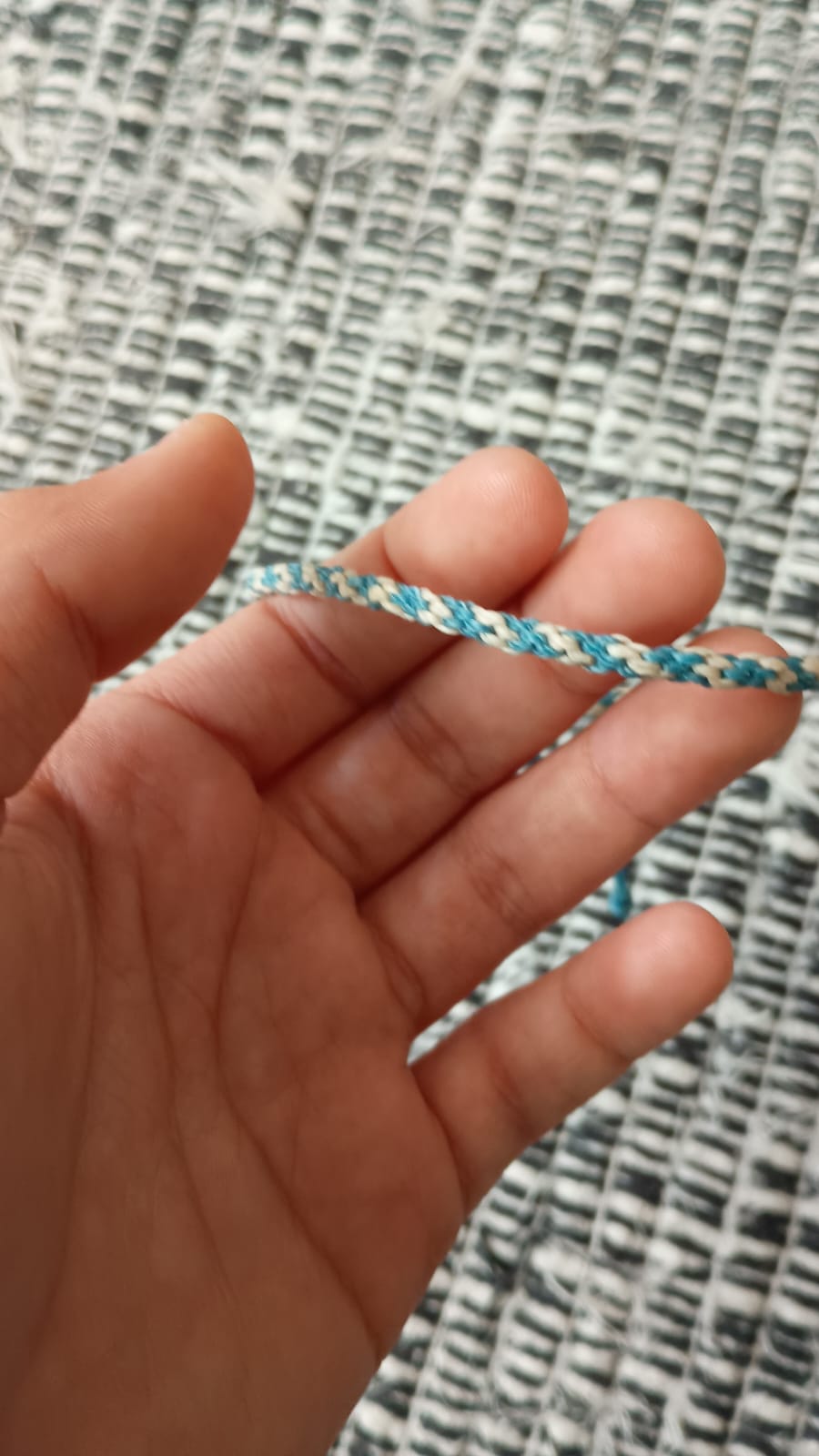 Pulseira de linha comum trançada em azul e branco