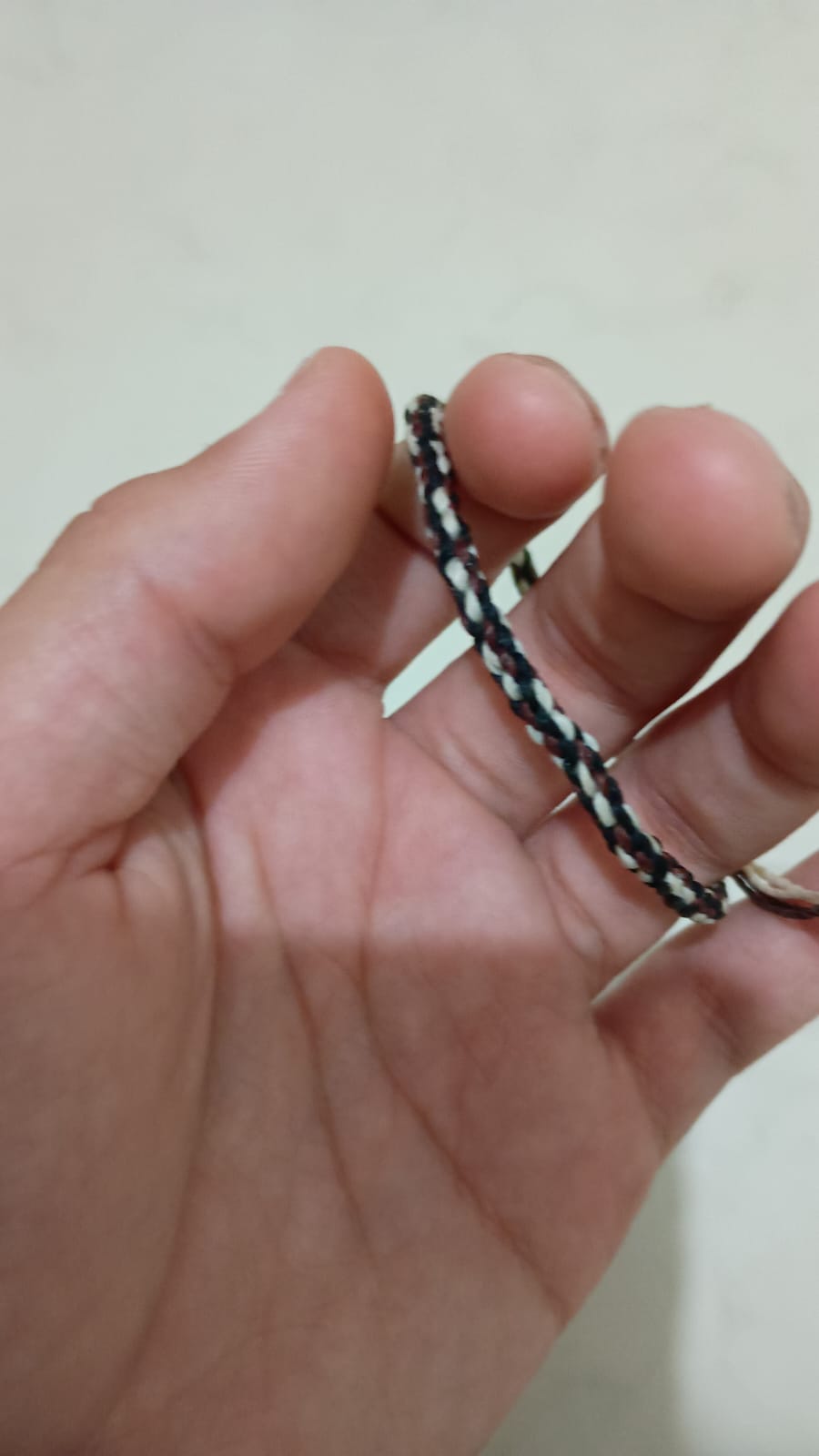 Pulseira de linha encerada em tons escuros